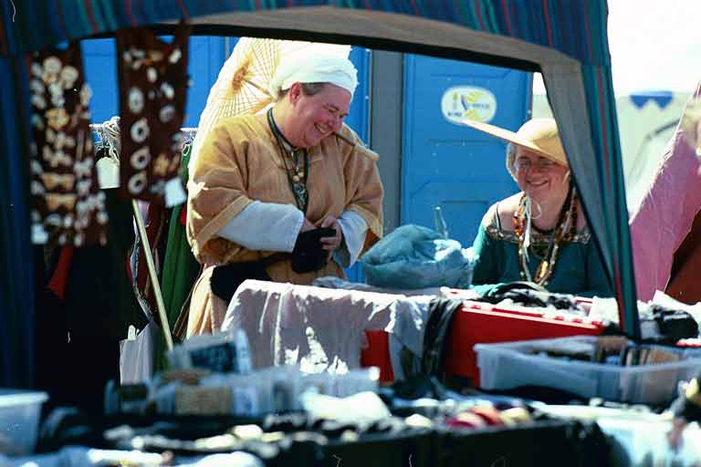 images/2000_10_18.jpg, Eowyn Amberdrake goes shopping