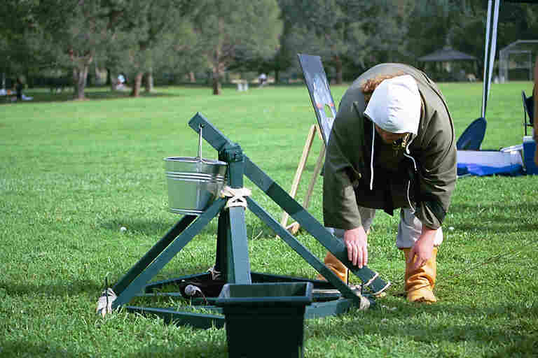 images/2001_12_04a.jpg, Seamus' Trebuchet and Seamus