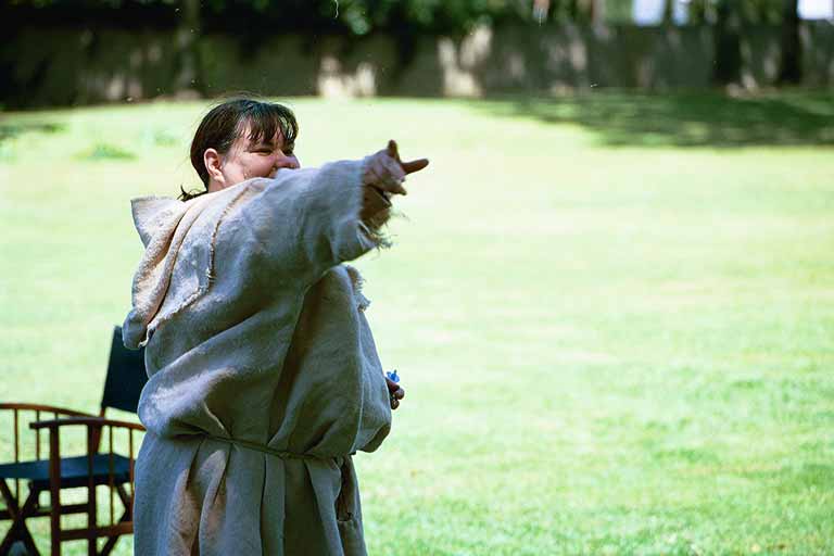 images/2000_16_09a.jpg, 27.8K, Tonwen tosses a lance